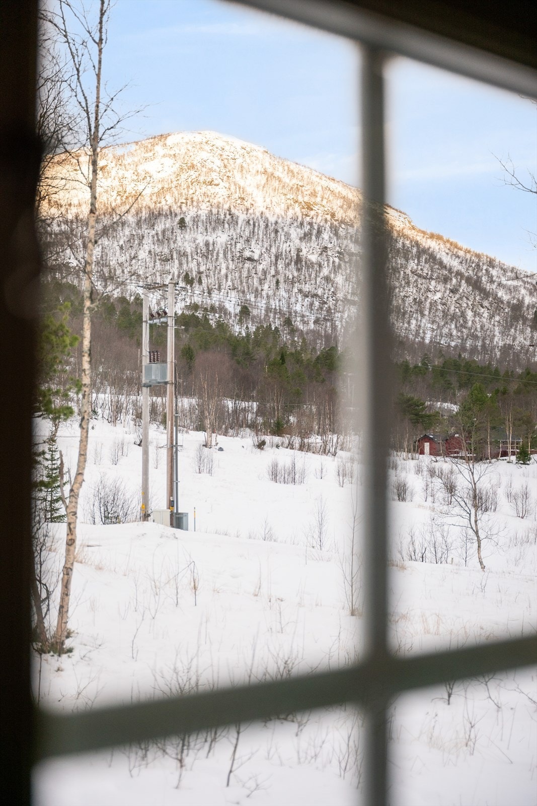 Fra hytten har man flott utsikt mot omliggende fjell og vakker natur og er et perfekt som utgangspunkt til varierte turmuligheter året rundt, både med ski på beina og til fots. Galleribilde