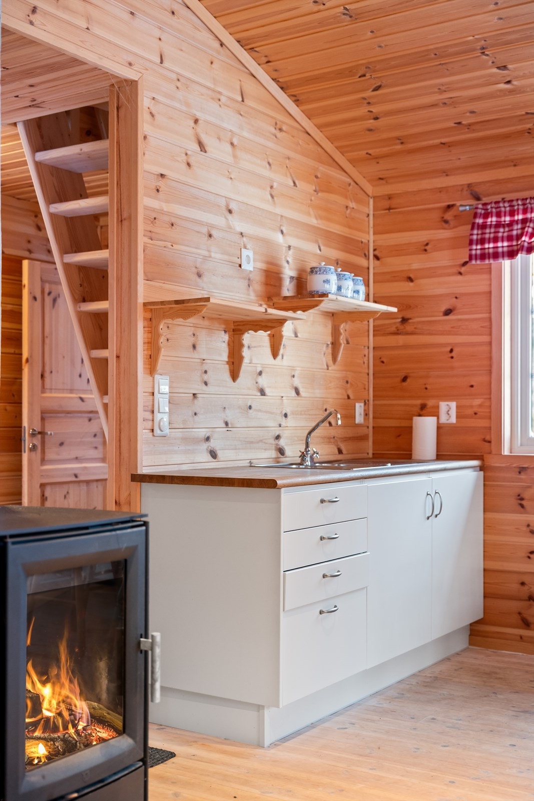 Flammene fra ovnen kan sees både fra spisestuen og sofakroken. Galleribilde