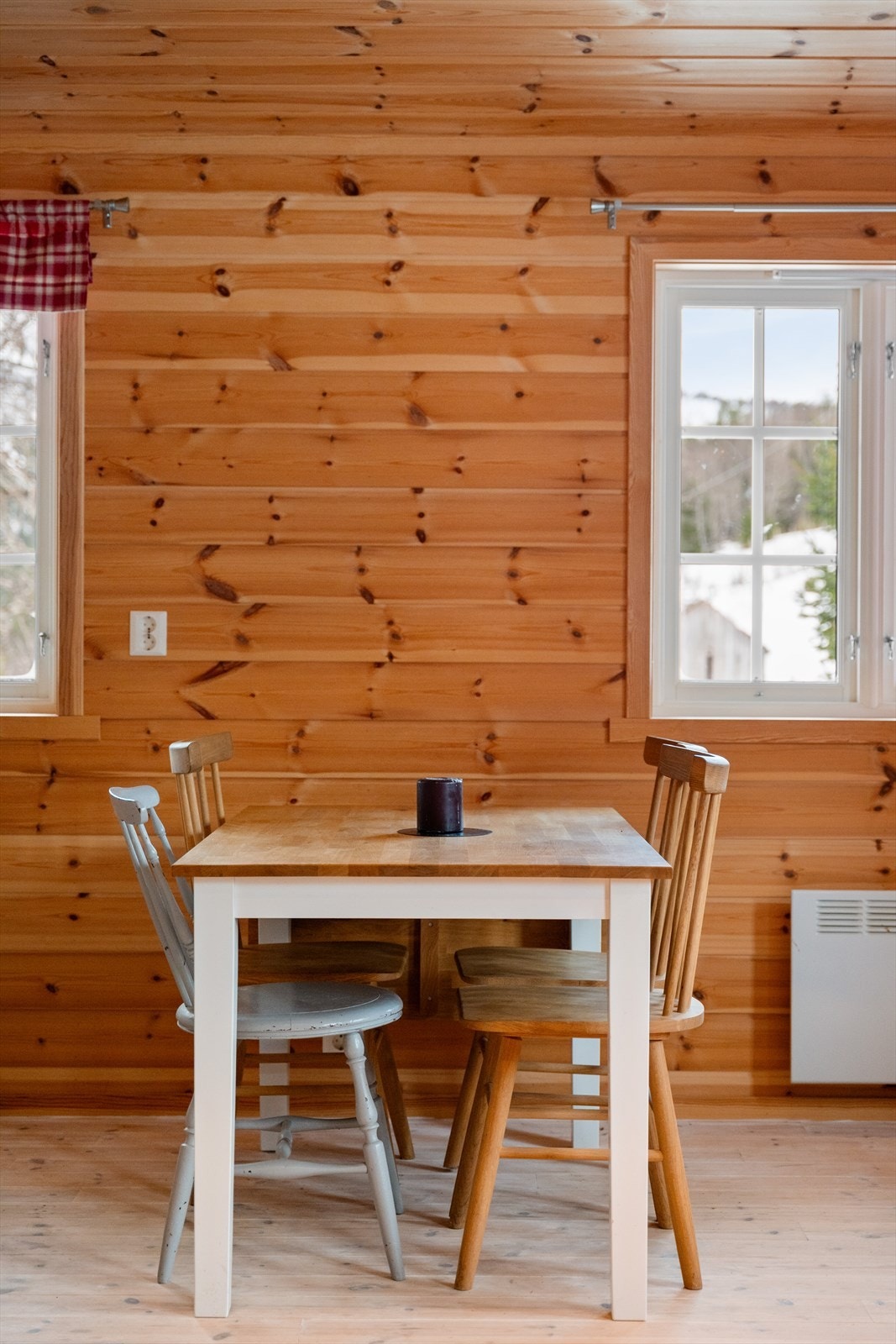 Spisebordet er plassert i tilknytning til kjøkken. Galleribilde