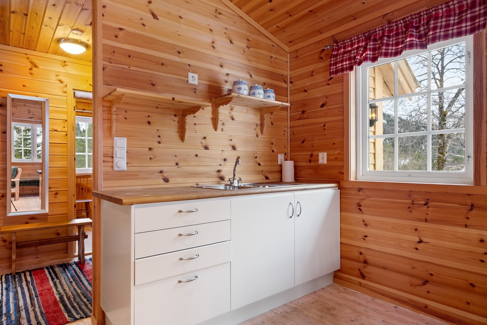 Enkel kjøkkeninnredning med glatte fronter. Benkeplate av heltre. Galleribilde