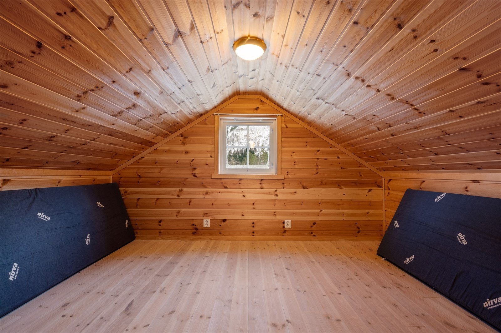 Godt med soverplasser på hemsen. Vindu lar seg åpne. Galleribilde