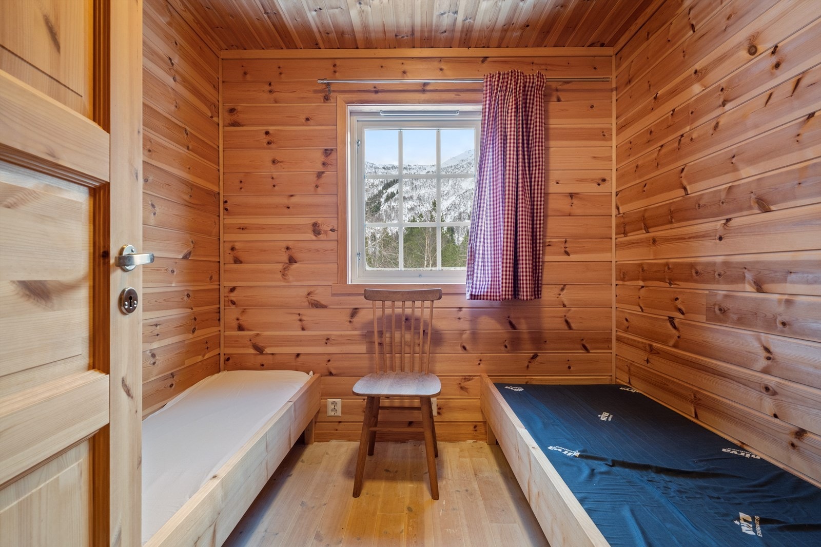 Det er plassbygde senger på soverommene. Galleribilde