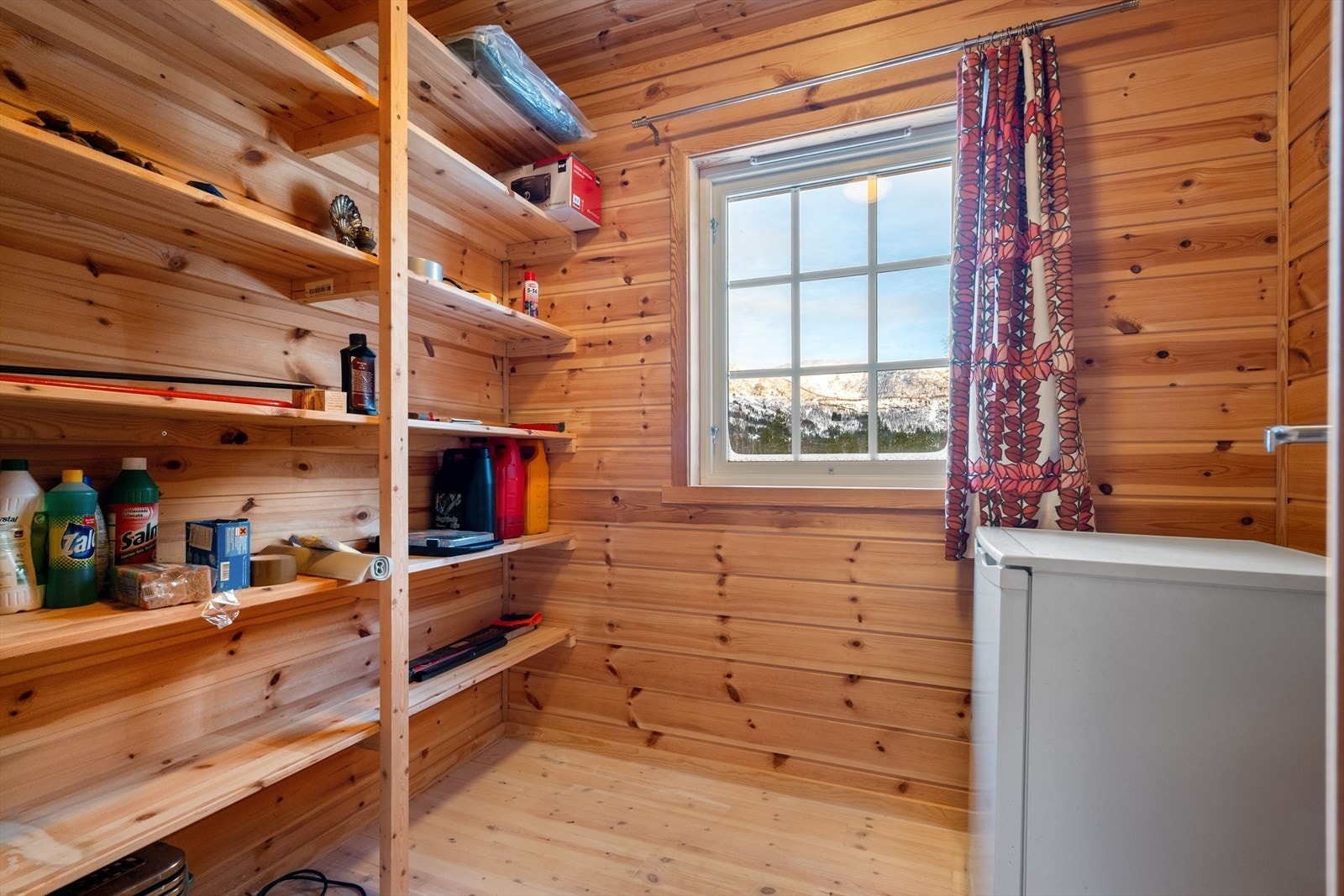 Det siste rommet i hytta er kanskje det mest praktiske. En stor bod som gir rikelig mulighet for oppbevaring. Galleribilde