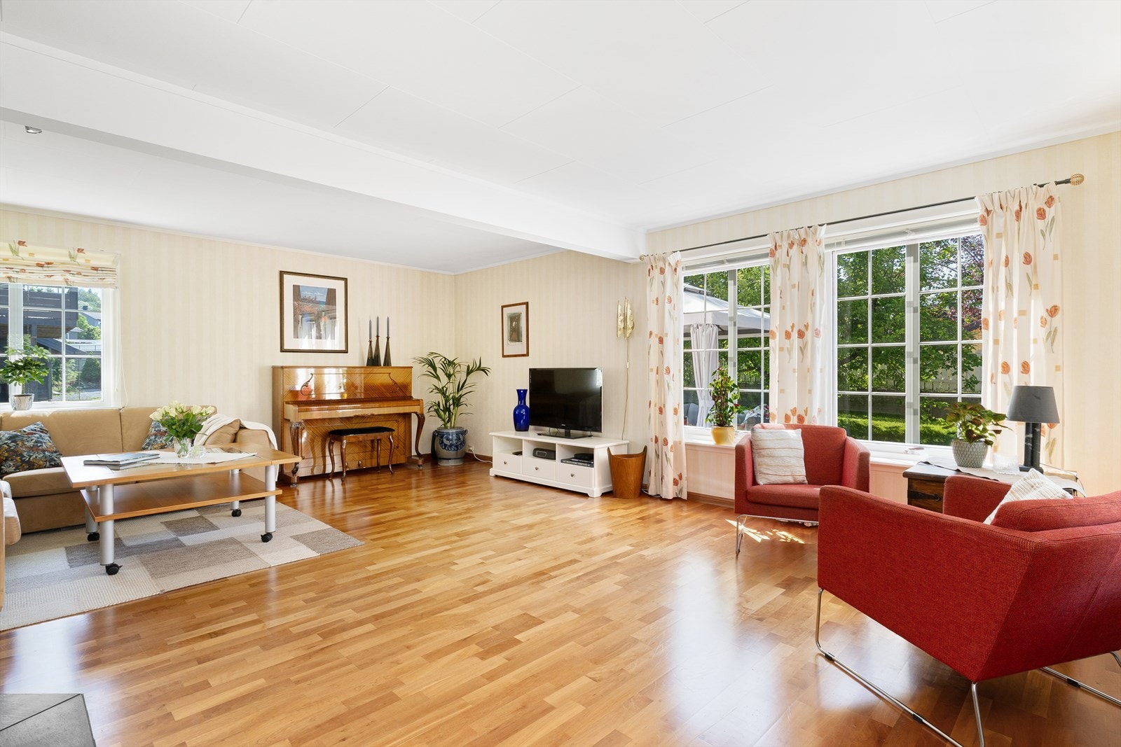 Stuen har store vindusflater som slipper inn rikelig med lys. Galleribilde