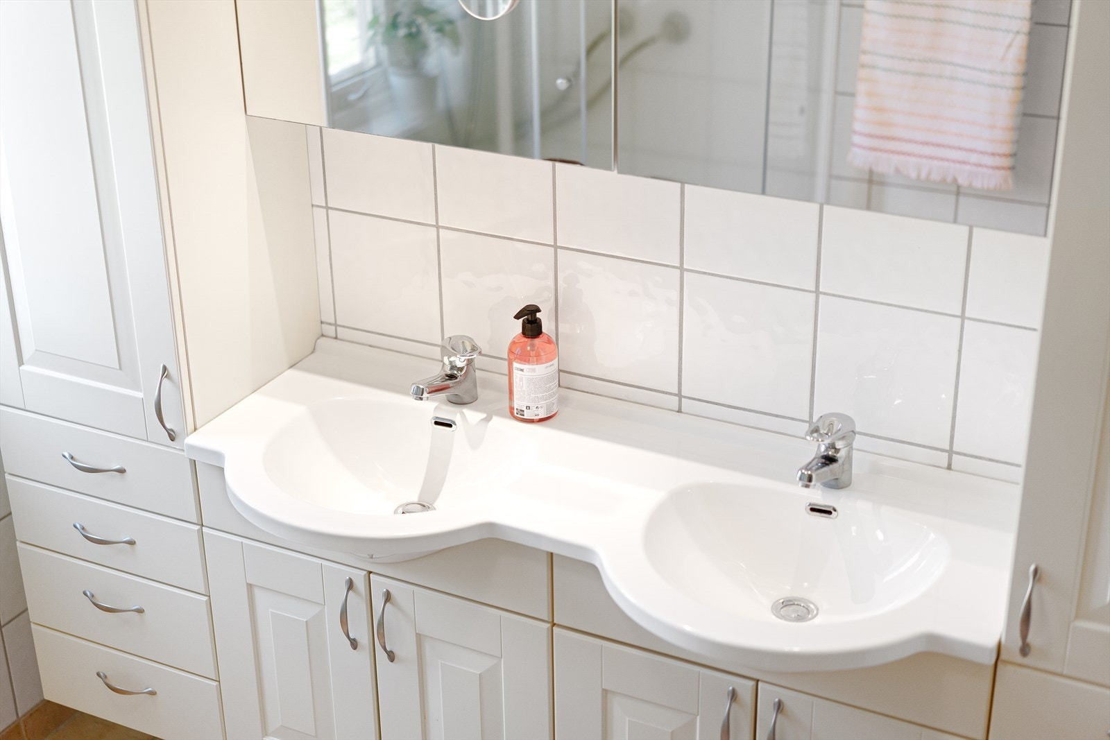 Badet har servantskap med doble servanter. Galleribilde