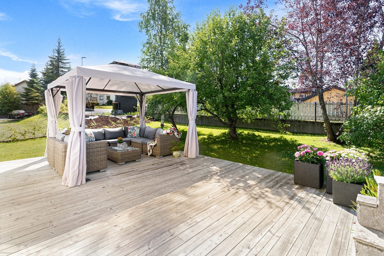 Markterrassen er stor og solrik Galleribilde