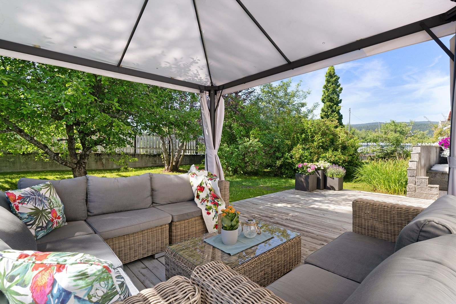 Lun og fin uteplass. Galleribilde