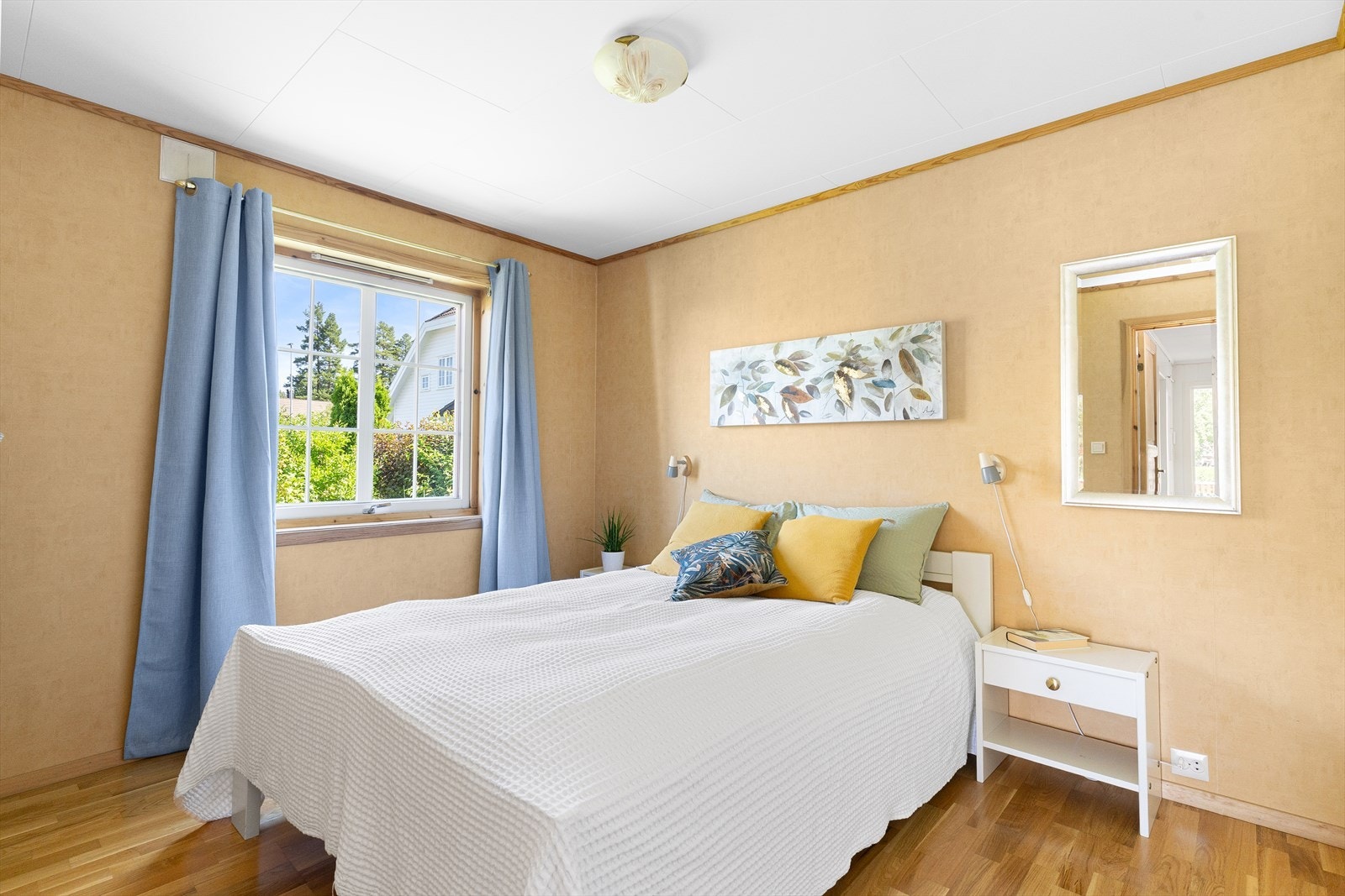 Romslig hovedsoverom med god plass til dobbeltseng. Galleribilde