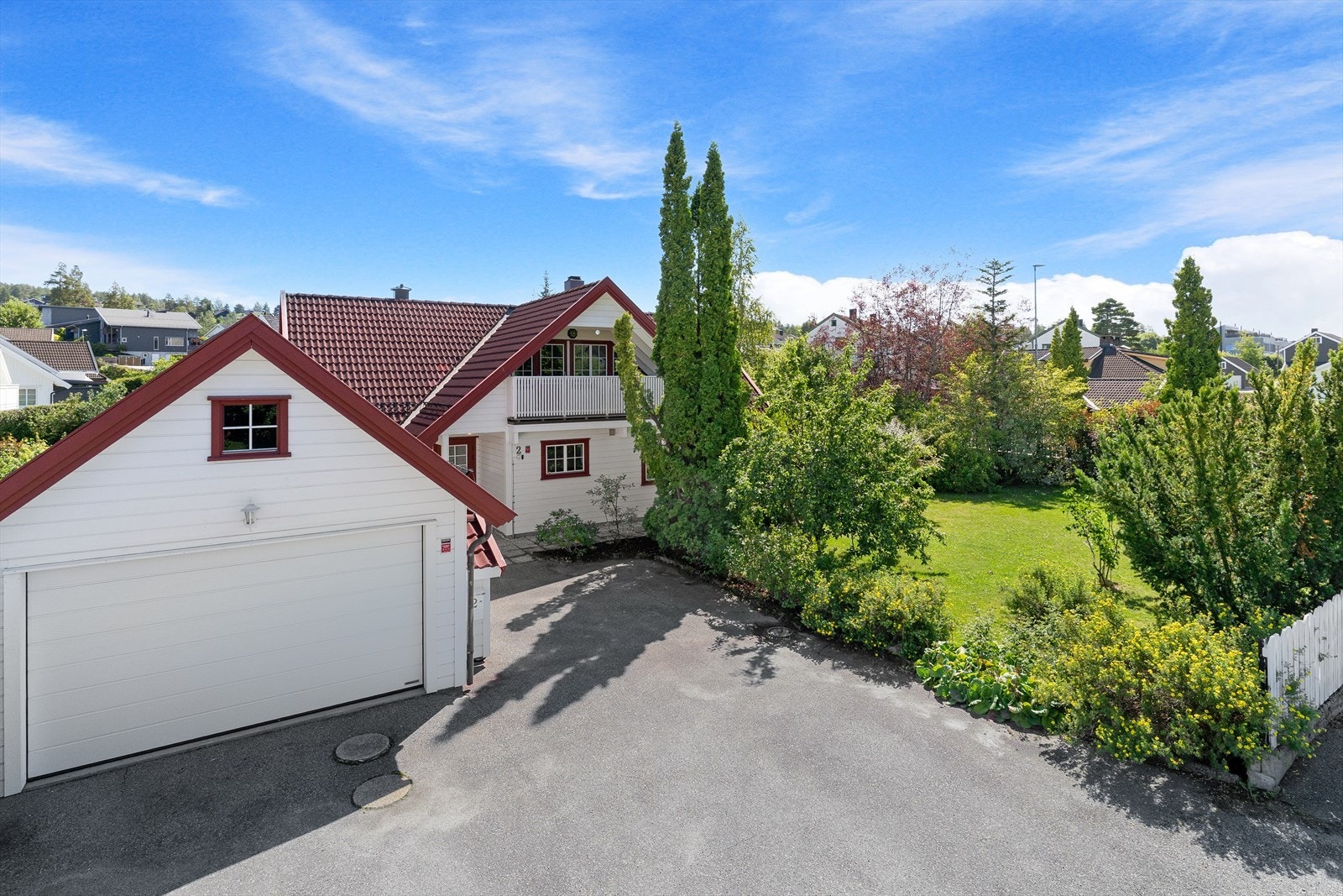 Asfaltert gårdsplass med gode parkeringsmuligheter. Galleribilde