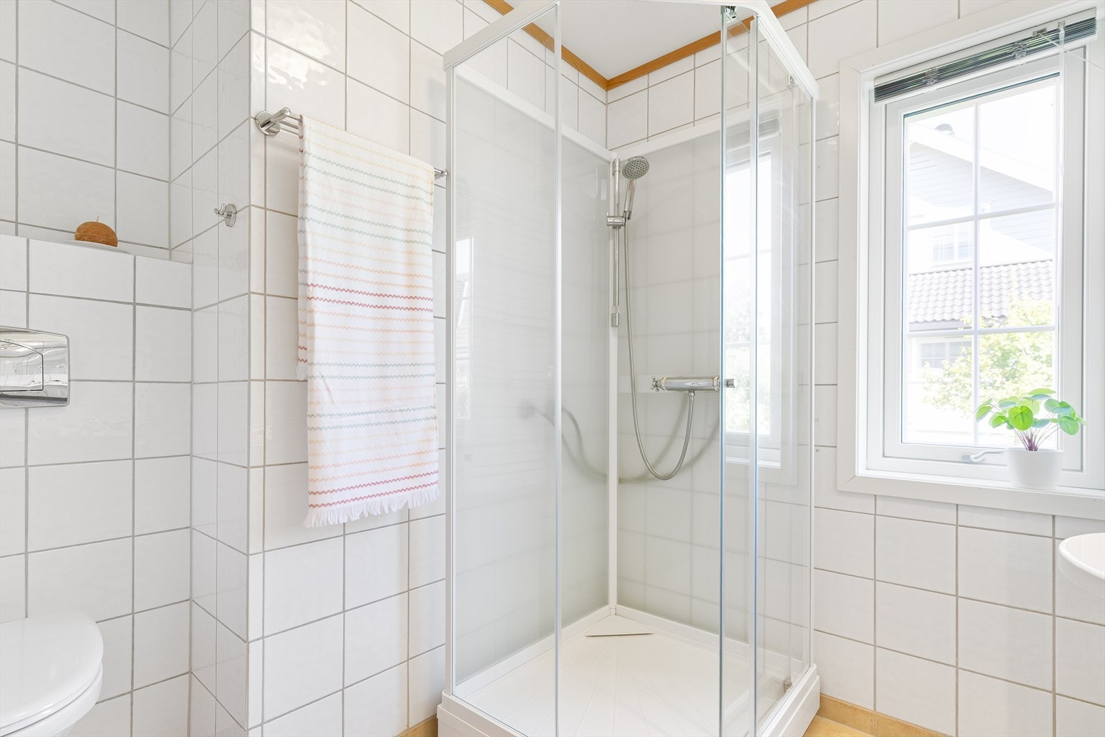 Badet i 1. etg. har dusjkabinett. Galleribilde