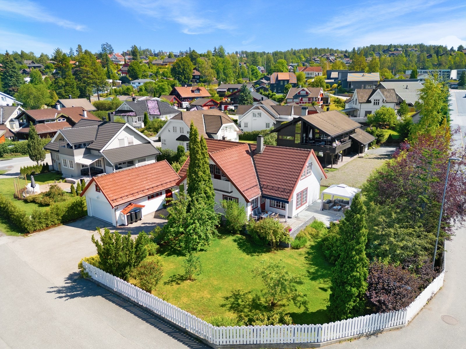 Innkjøringen med gårdsplassen og garasjen er asfaltert. Galleribilde