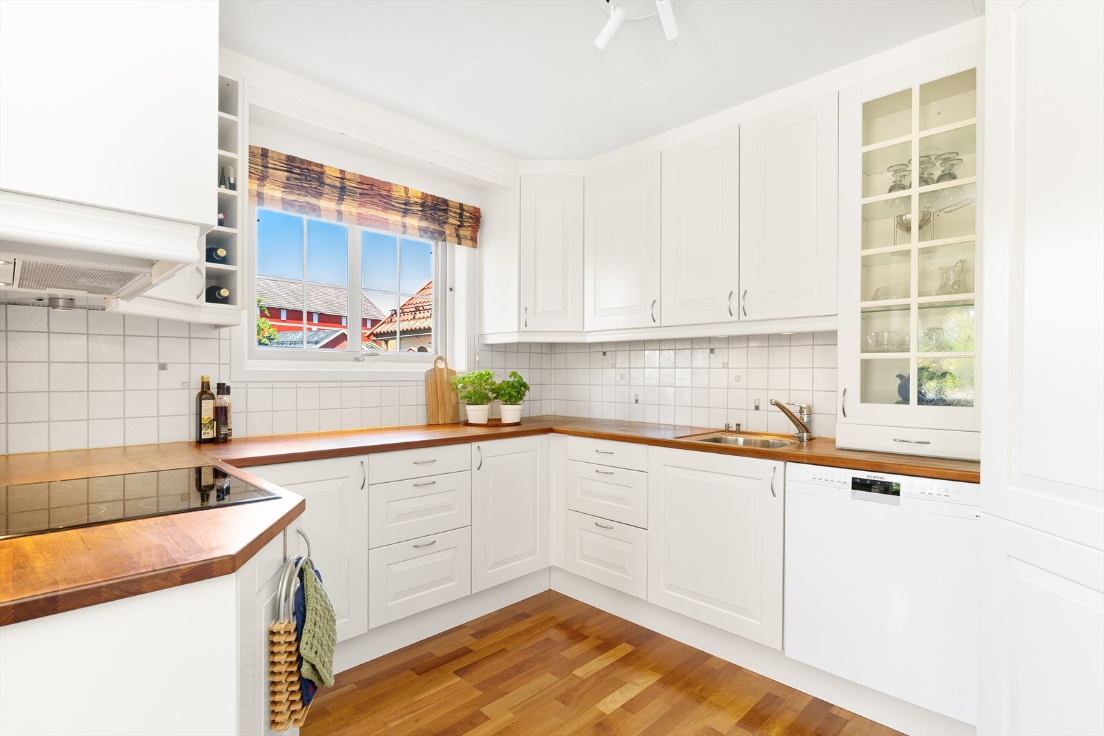 Kjøkkenet har integrerte hvitevarer og god skap- og benkeplass. Galleribilde