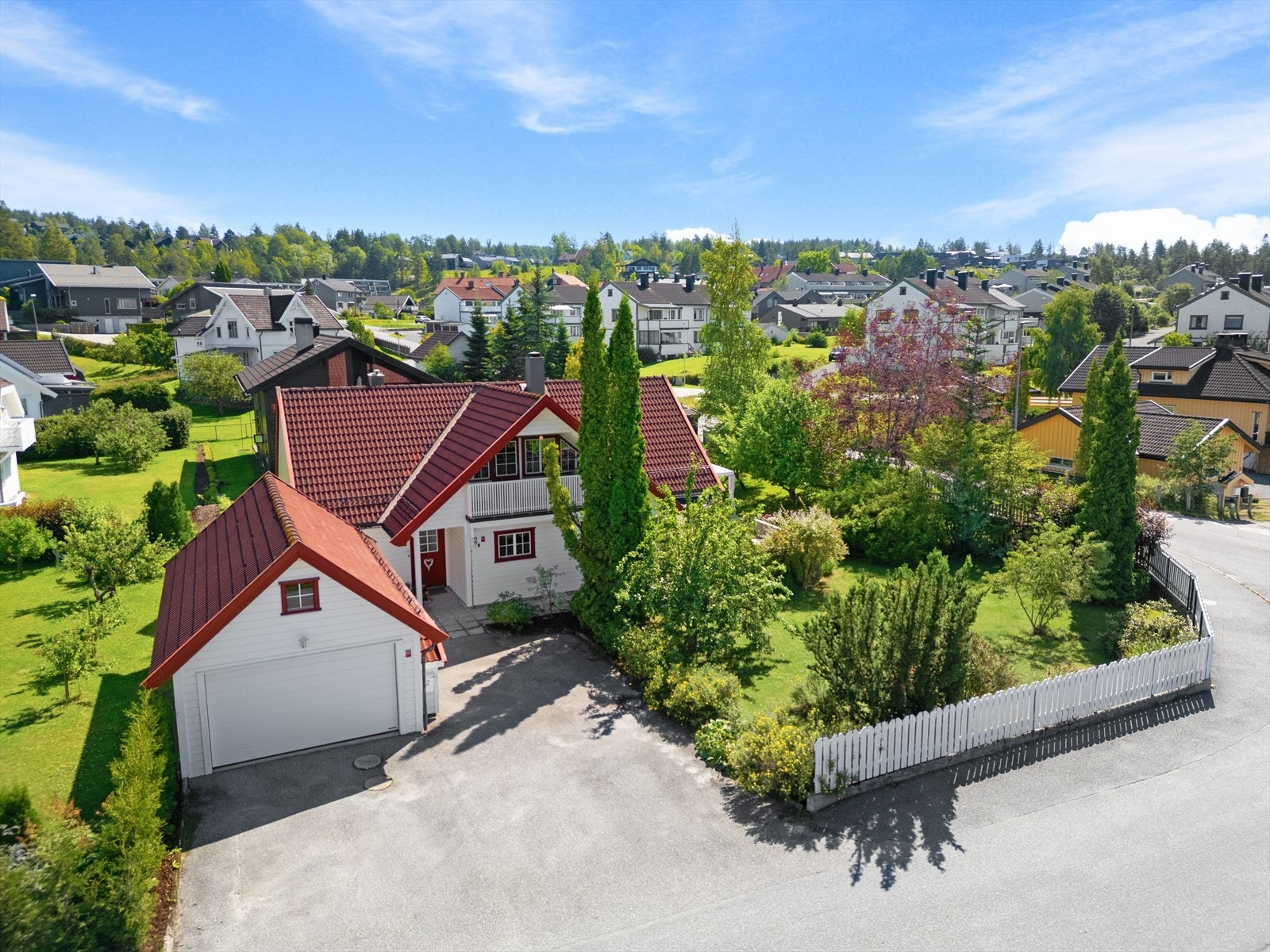Eiendomsmegler Lars Bredeveien presenterer en tiltalene enebolig beliggende på hjørnetomt i et sentrumsnært boligområde. Velkommen til Theodor Fusches vei 2!
Foto: Arild Brun Kjeldaas Galleribilde