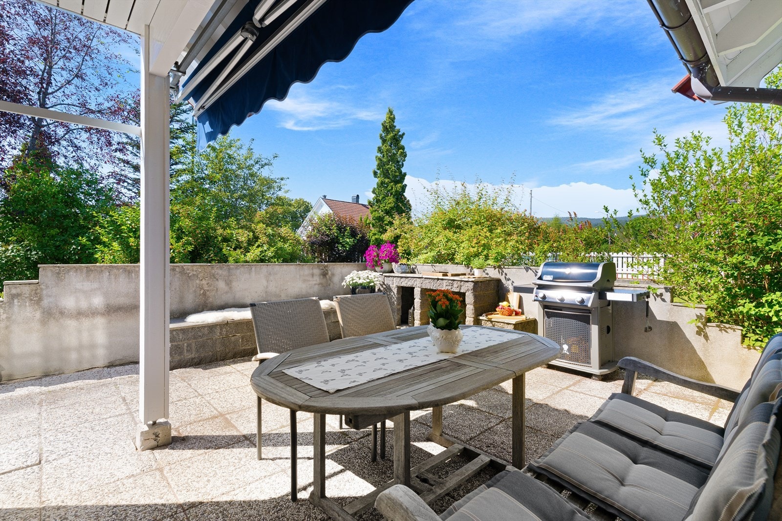 Deler av terrassen er hellelagt. Galleribilde