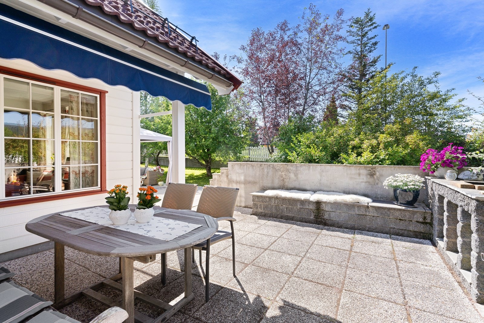 Skjermet og lun uteplass. Galleribilde