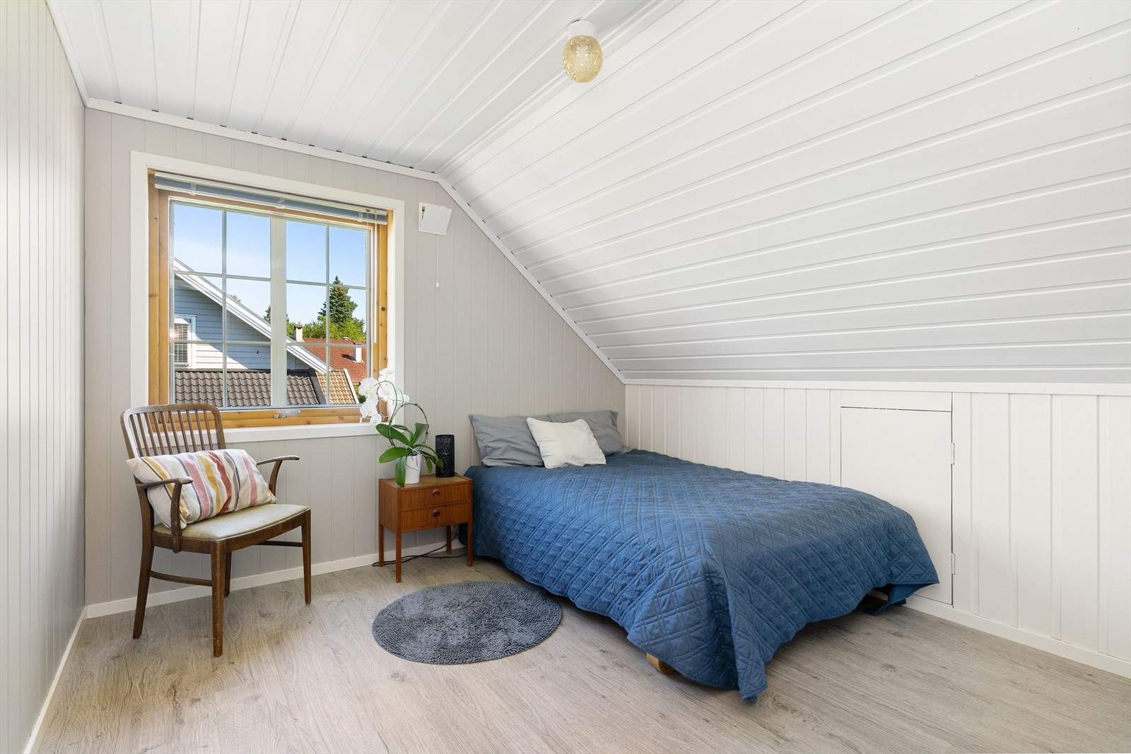 Soverommet ved badet i 2. etg. Lagringsplass i knevegg. Galleribilde