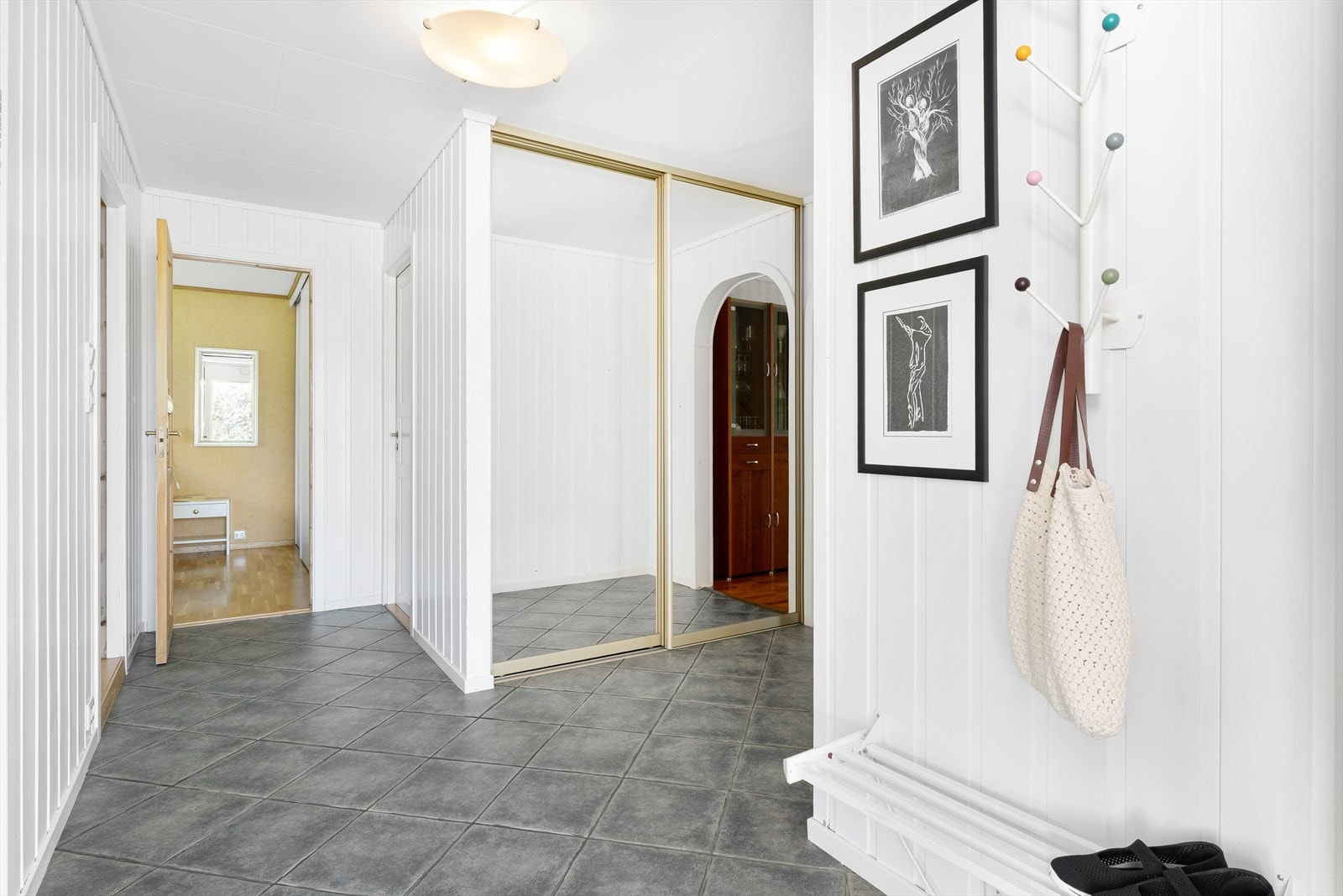 Skyvedørsgarderobe i vindfang hvor du kan henge fra deg yttertøy. Galleribilde