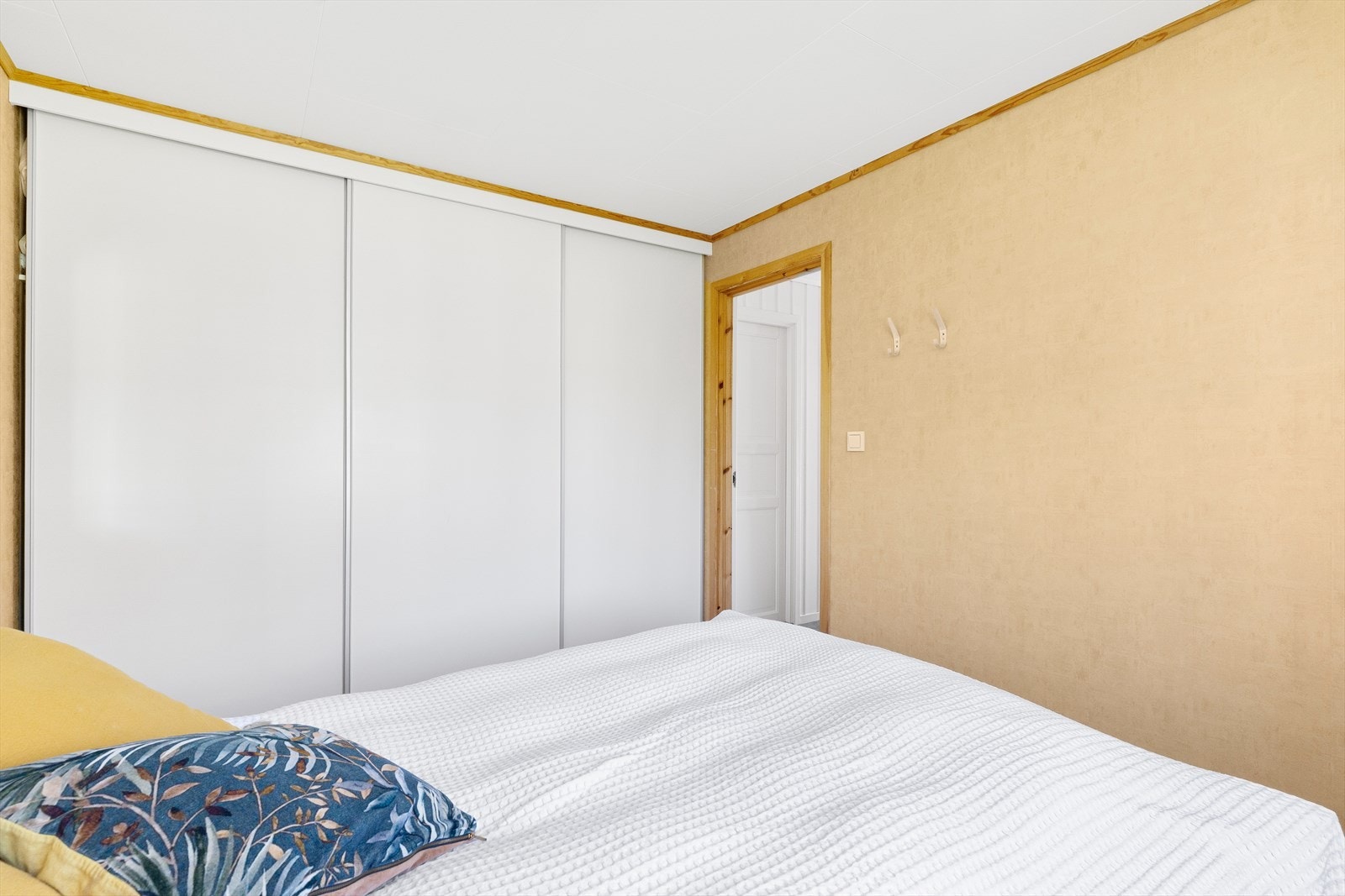Hovedsoverommet har god garderobeplass i skyvedørsgarderobe. Galleribilde