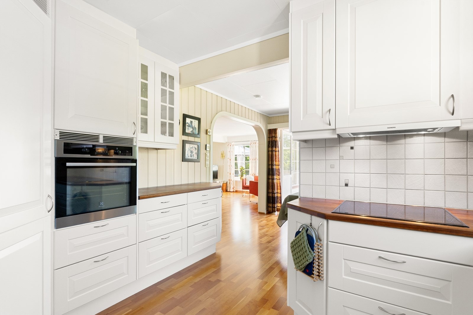 Stekeovn integrert i høyskap. Galleribilde