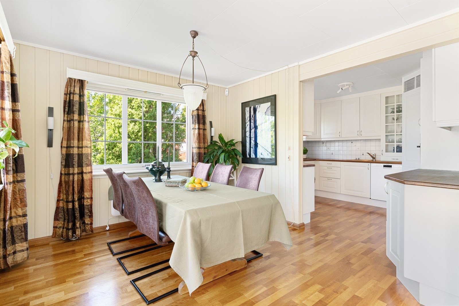 Spisestue rett ved kjøkkenet. Galleribilde