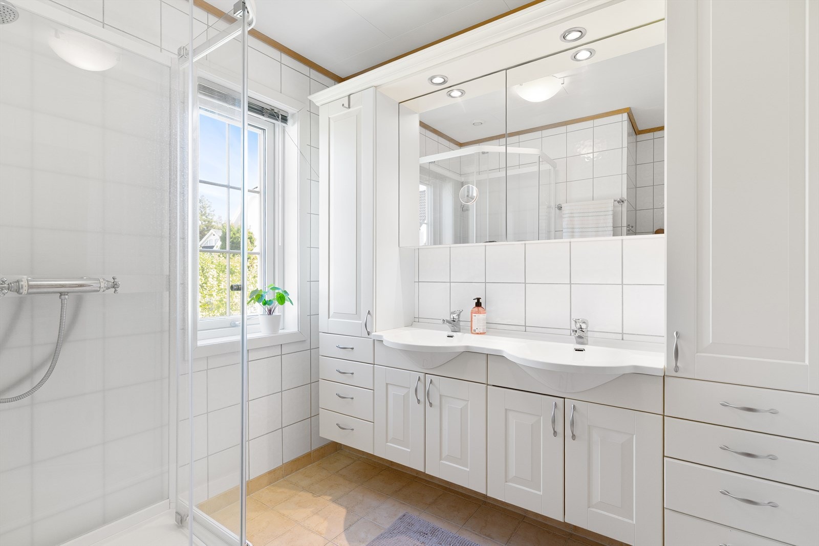 Flislagt bad i 1. etg. Galleribilde