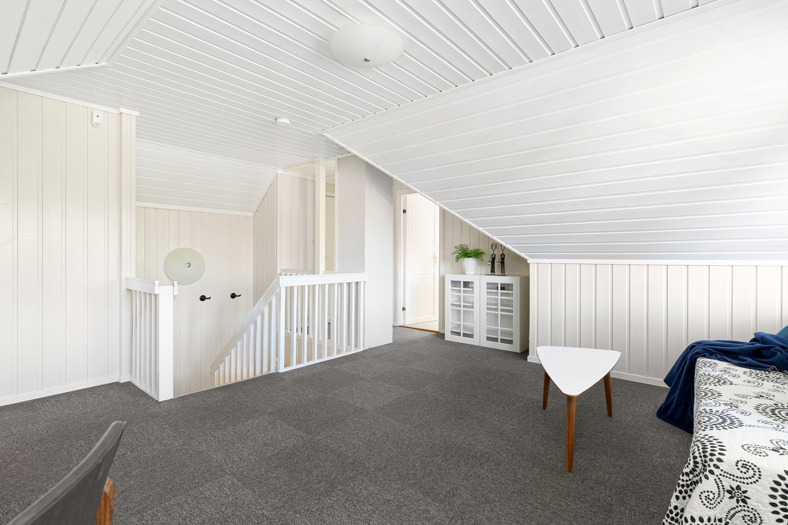 Loftstue med trappen opp fra 1. etg. Galleribilde