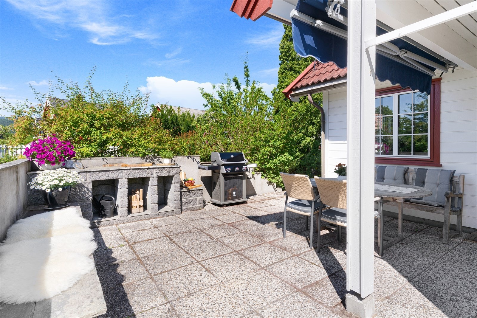 Den hellelagte delen av terrassen ved spisestuen. Galleribilde