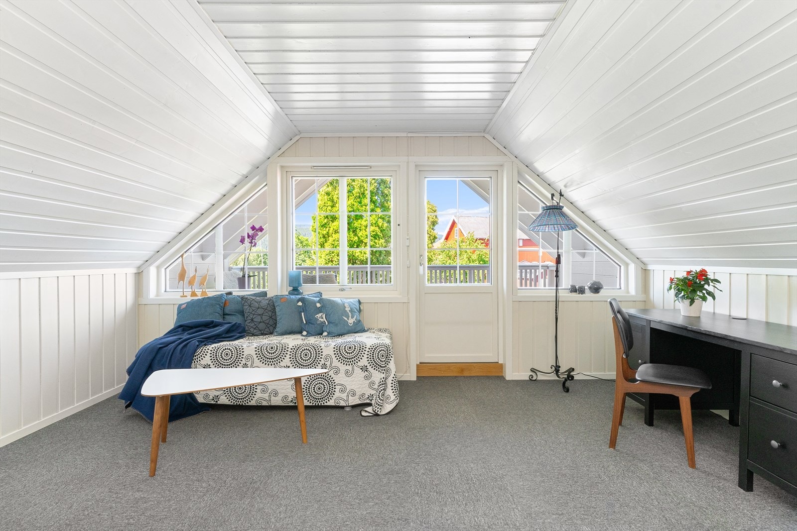 Loftstue med utgang til balkong. Galleribilde