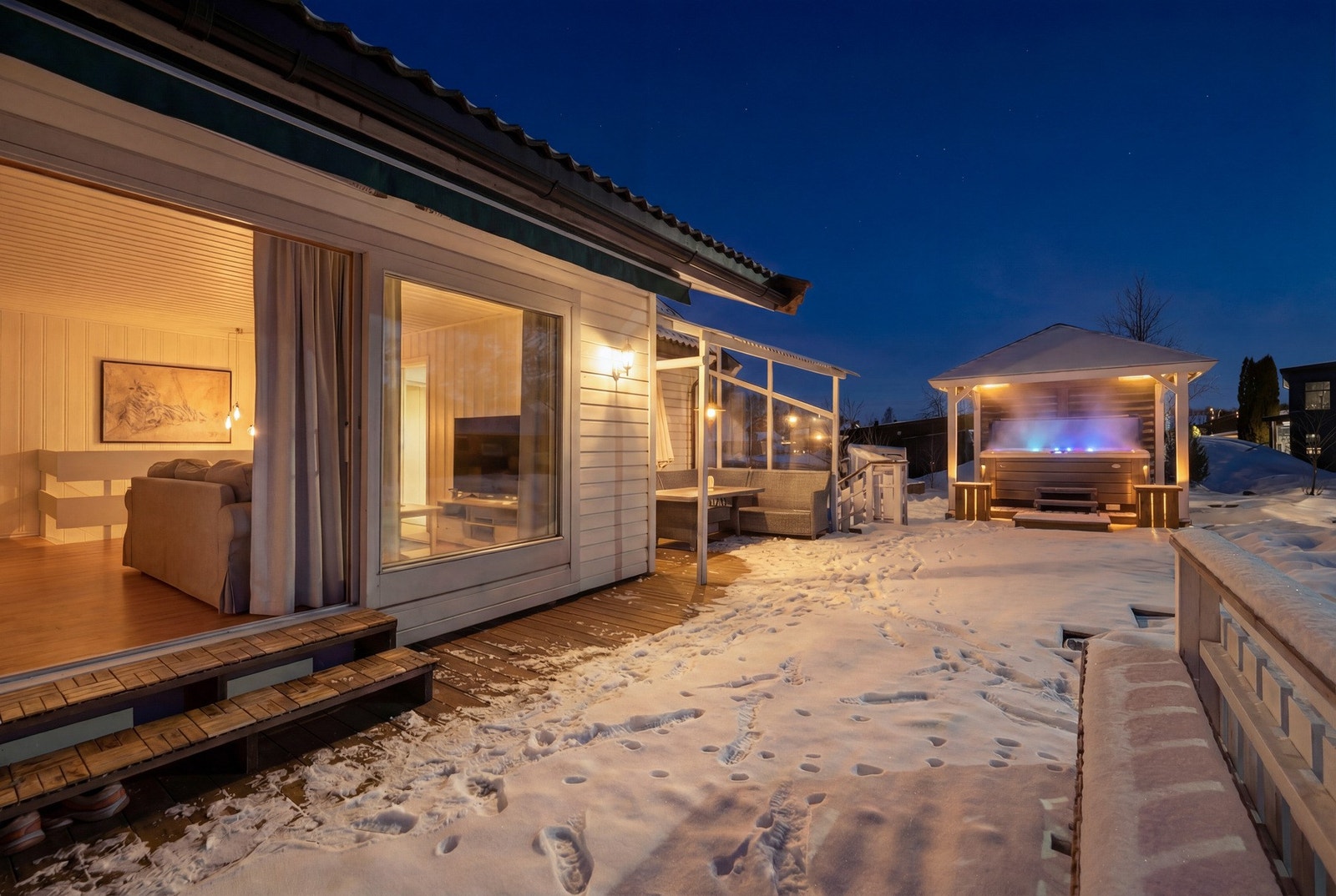 Boligen har en koselig uteplass med overbygd sitteområde, perfekt for sene sommerkvelder. Galleribilde