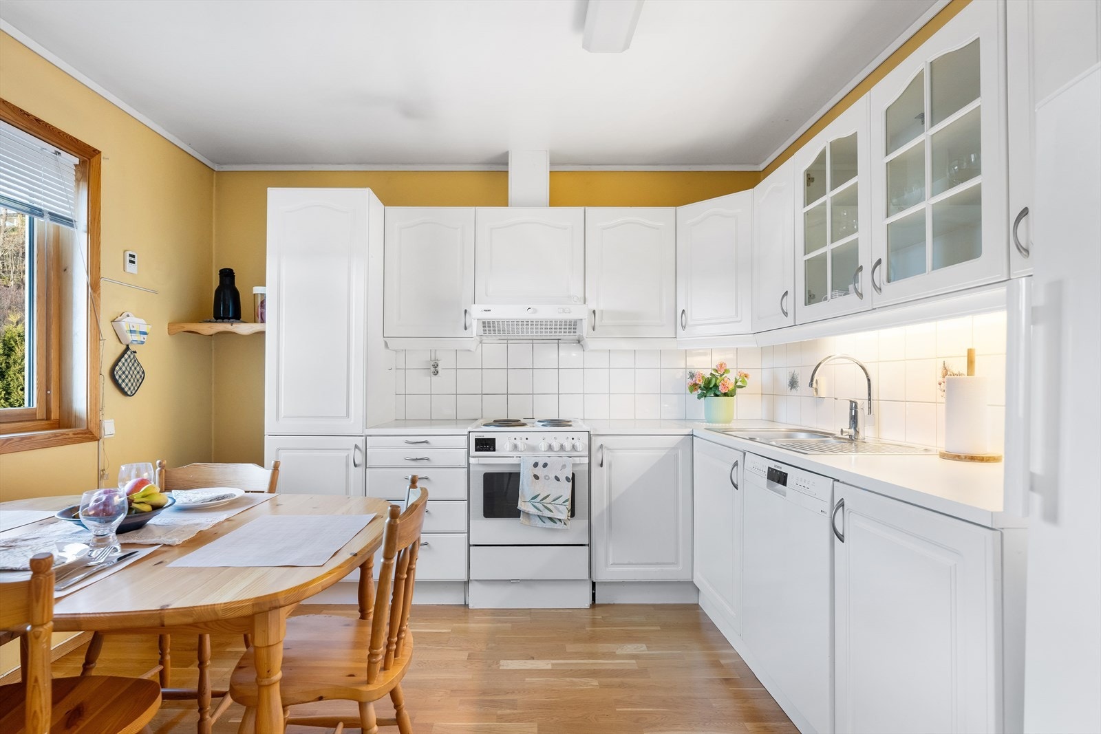 Lyst og trivelig kjøkken med plass for kjøkkenbord. Galleribilde