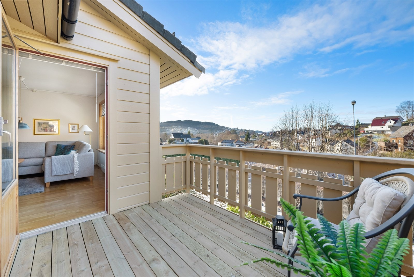 Leiligheten ligger på enden og har en lun og usjenert veranda med rikelig sol. Galleribilde