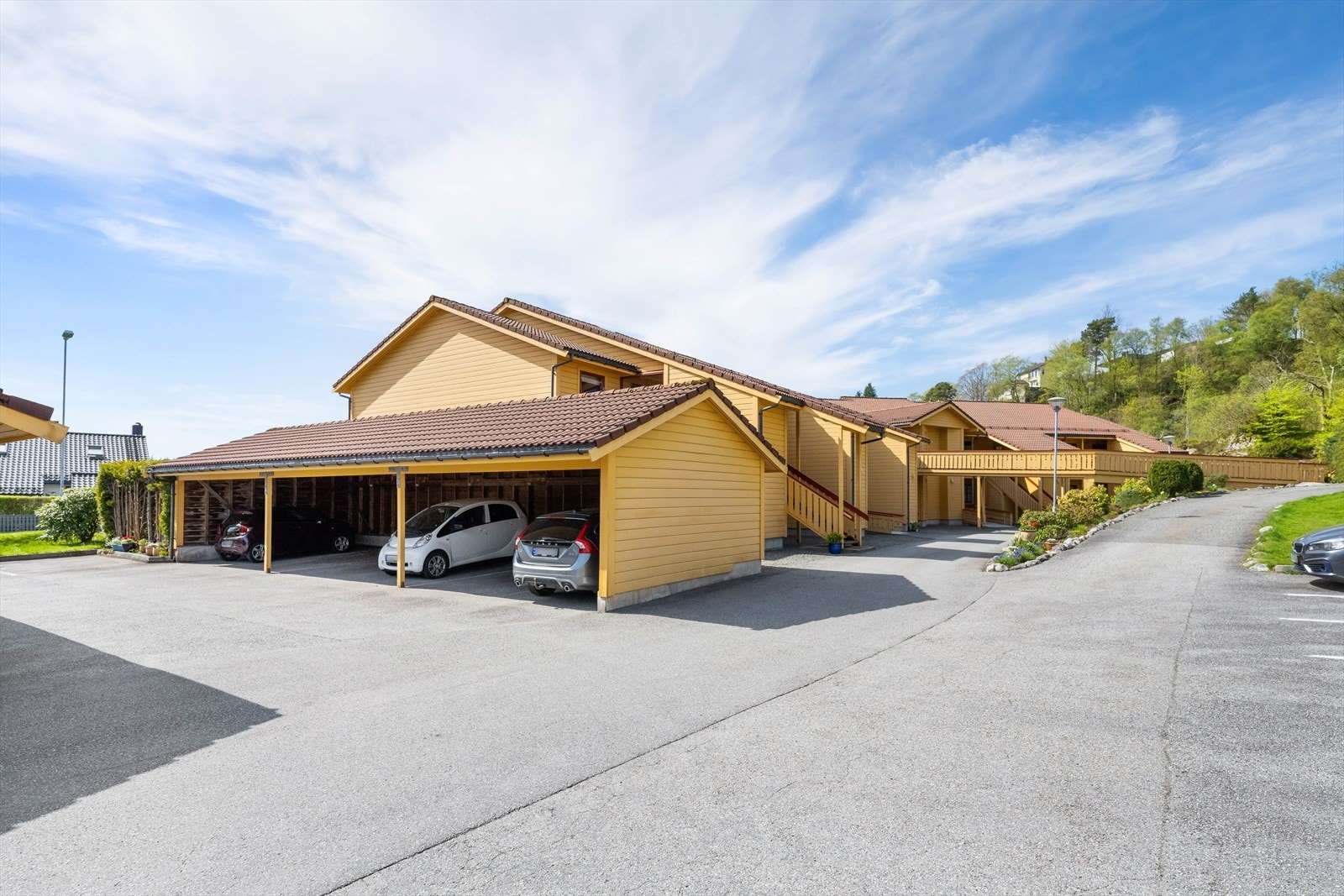 Parkeringsplass i carport til venstre. Galleribilde