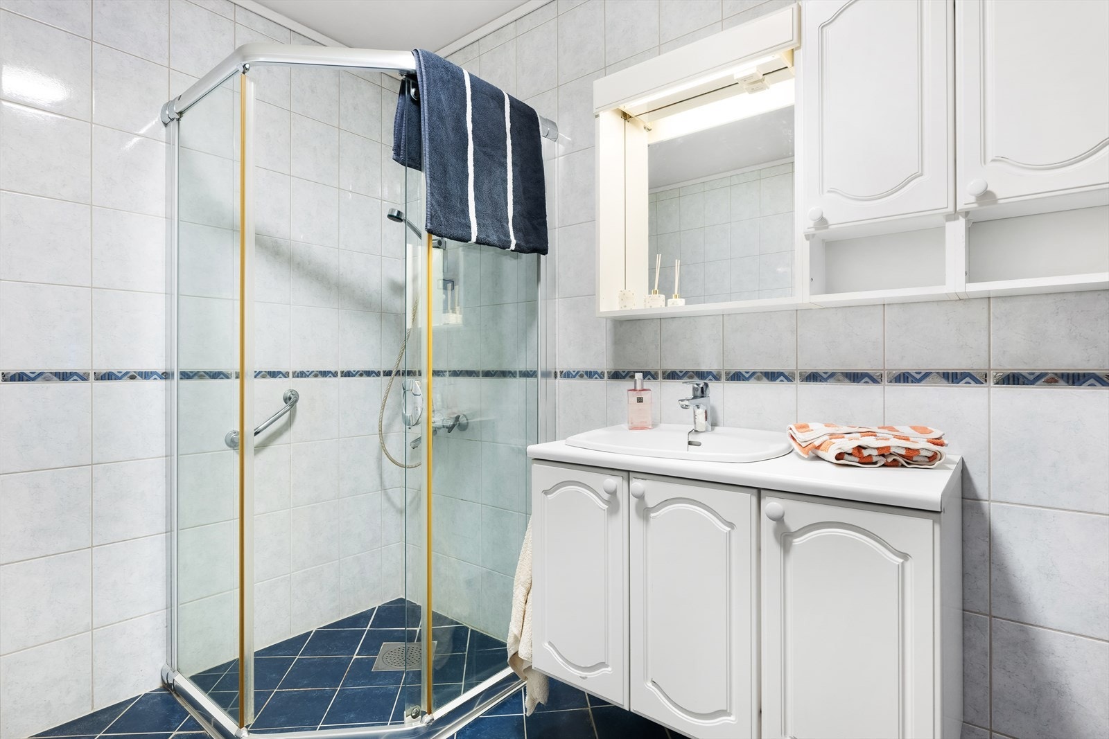 Flislagt bad med varme i gulv og opplegg for vaskemaskin. Galleribilde