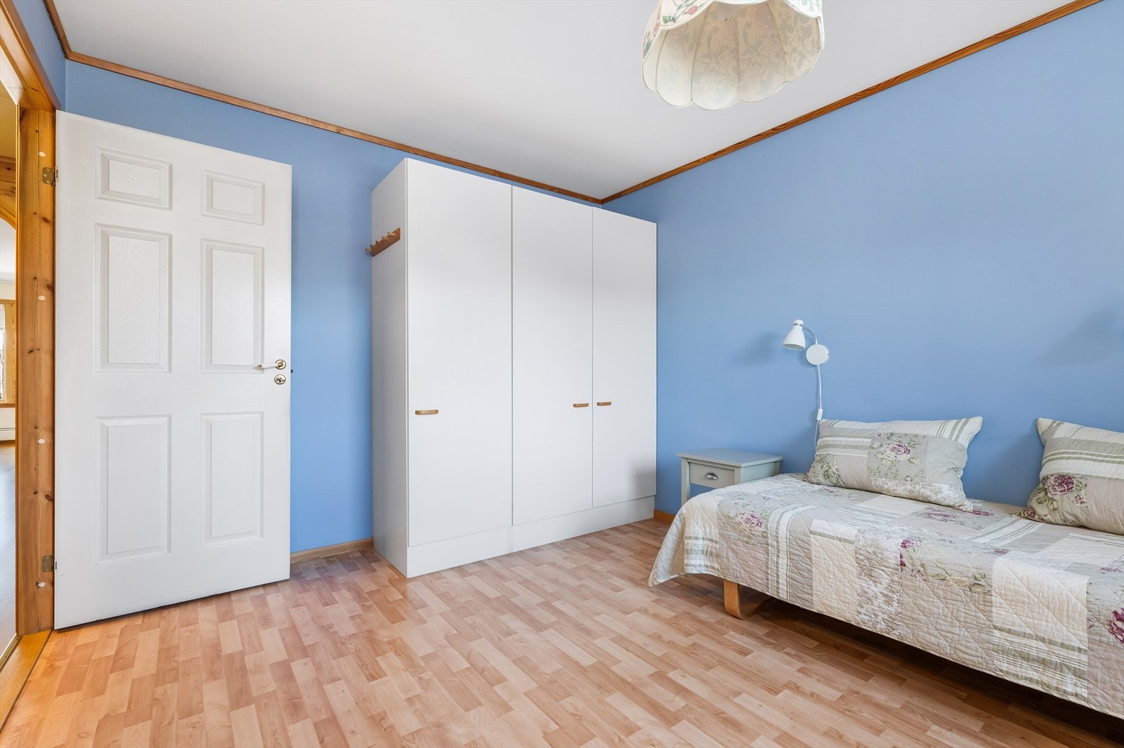 Leiligheten har to store soverom med skapplass. Galleribilde