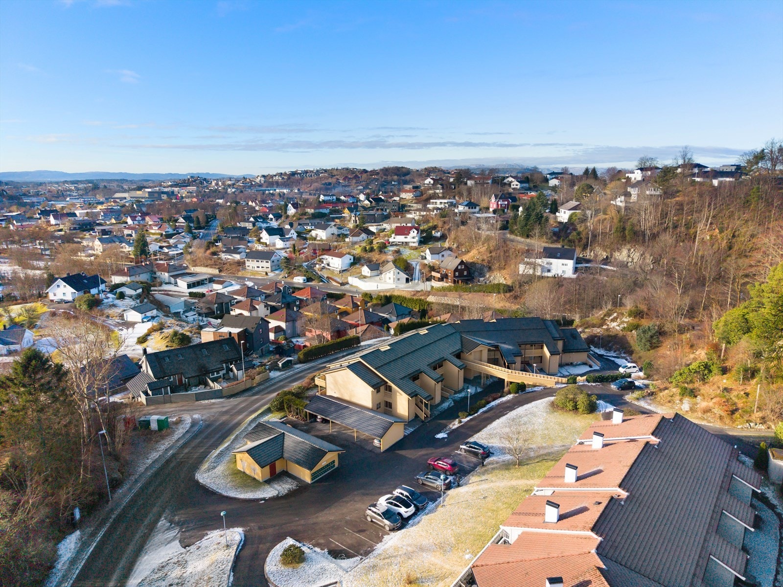 En carport i rekke medfølger leiligheten. Galleribilde