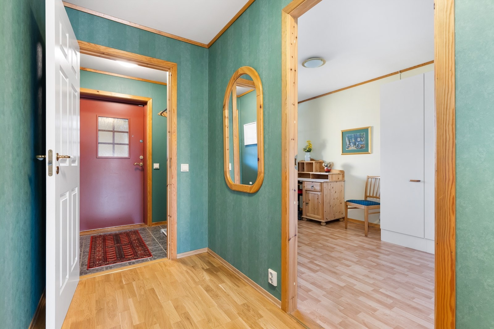 Entré med fliser på gulv og varme i gulv. Galleribilde