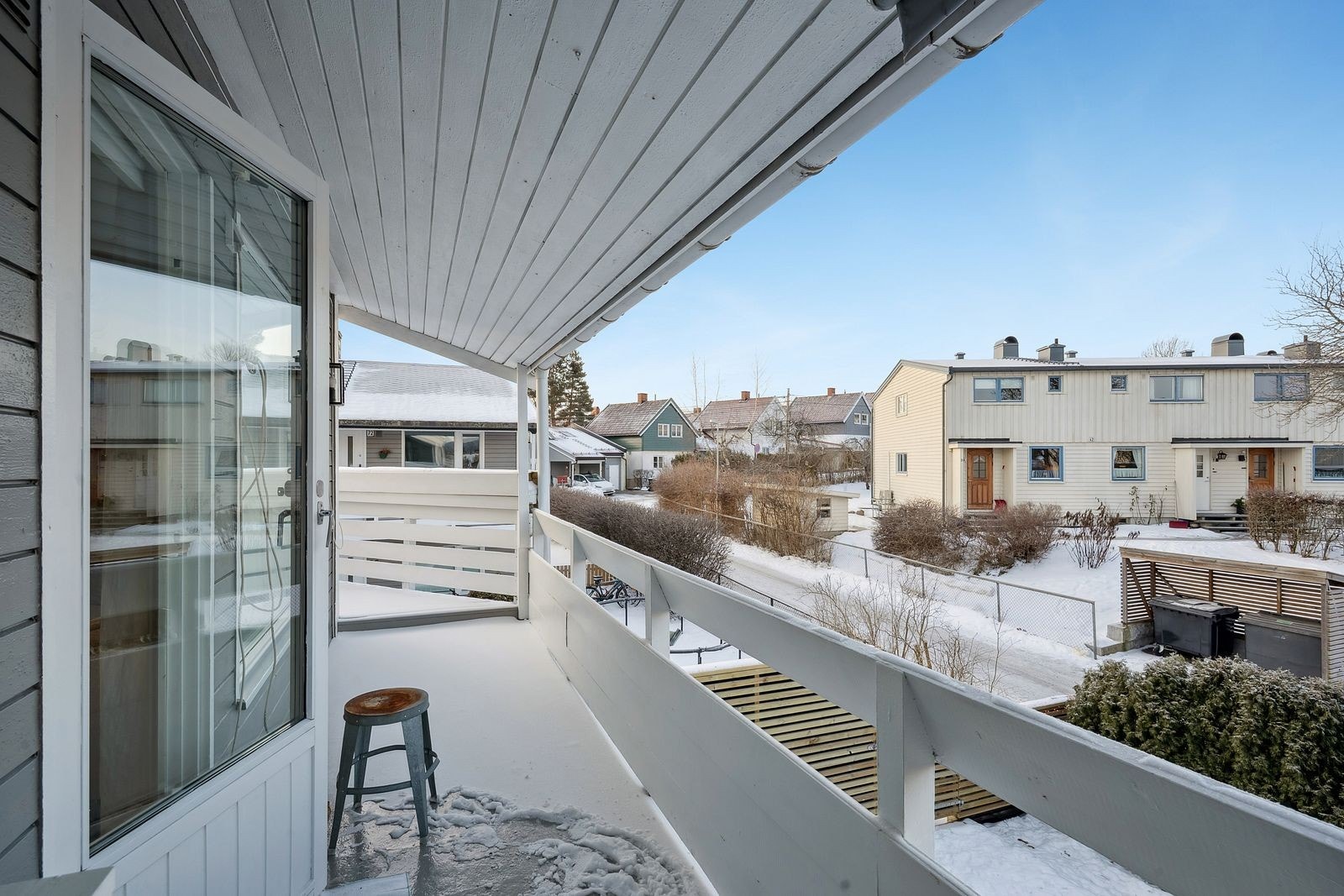 Romslig hjørnebalkong med gode solforhold. Galleribilde