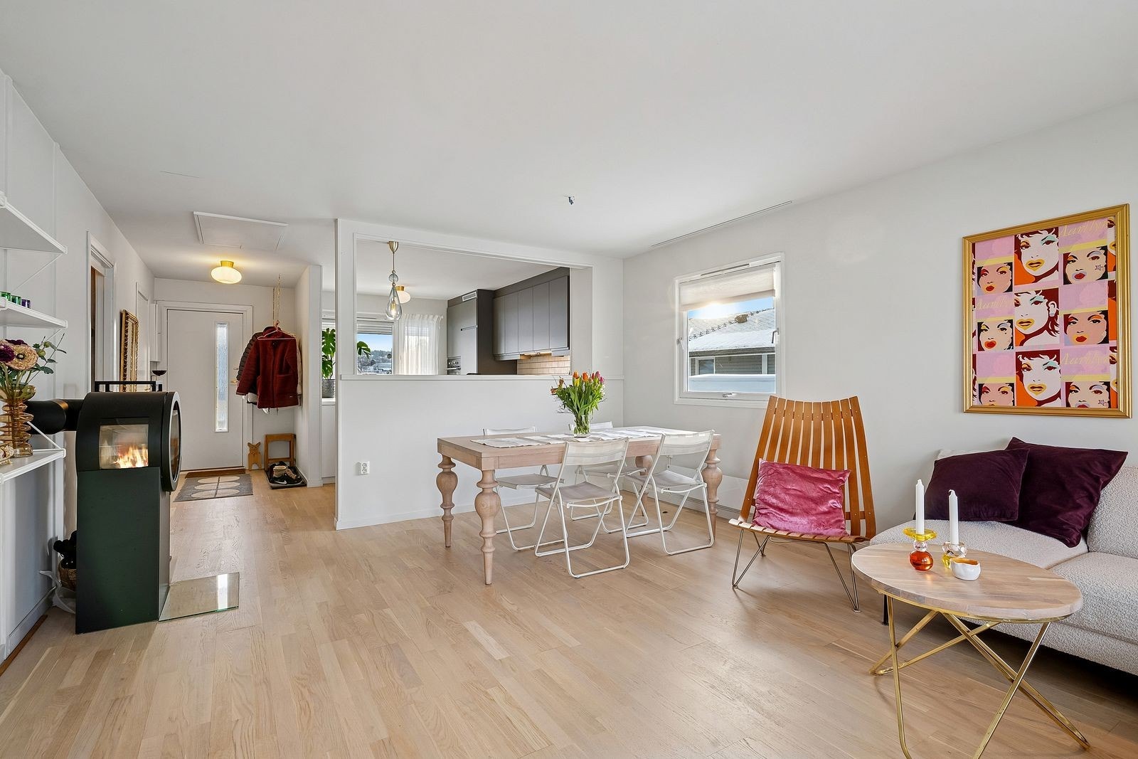 I stuen er det også plass til en hyggelig spisestue. Galleribilde