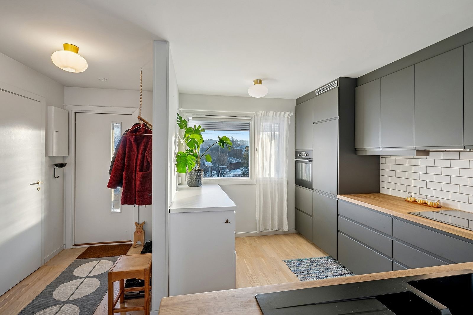 Kjøkkenet er uystyrt med integrerte hvitevarer. Galleribilde