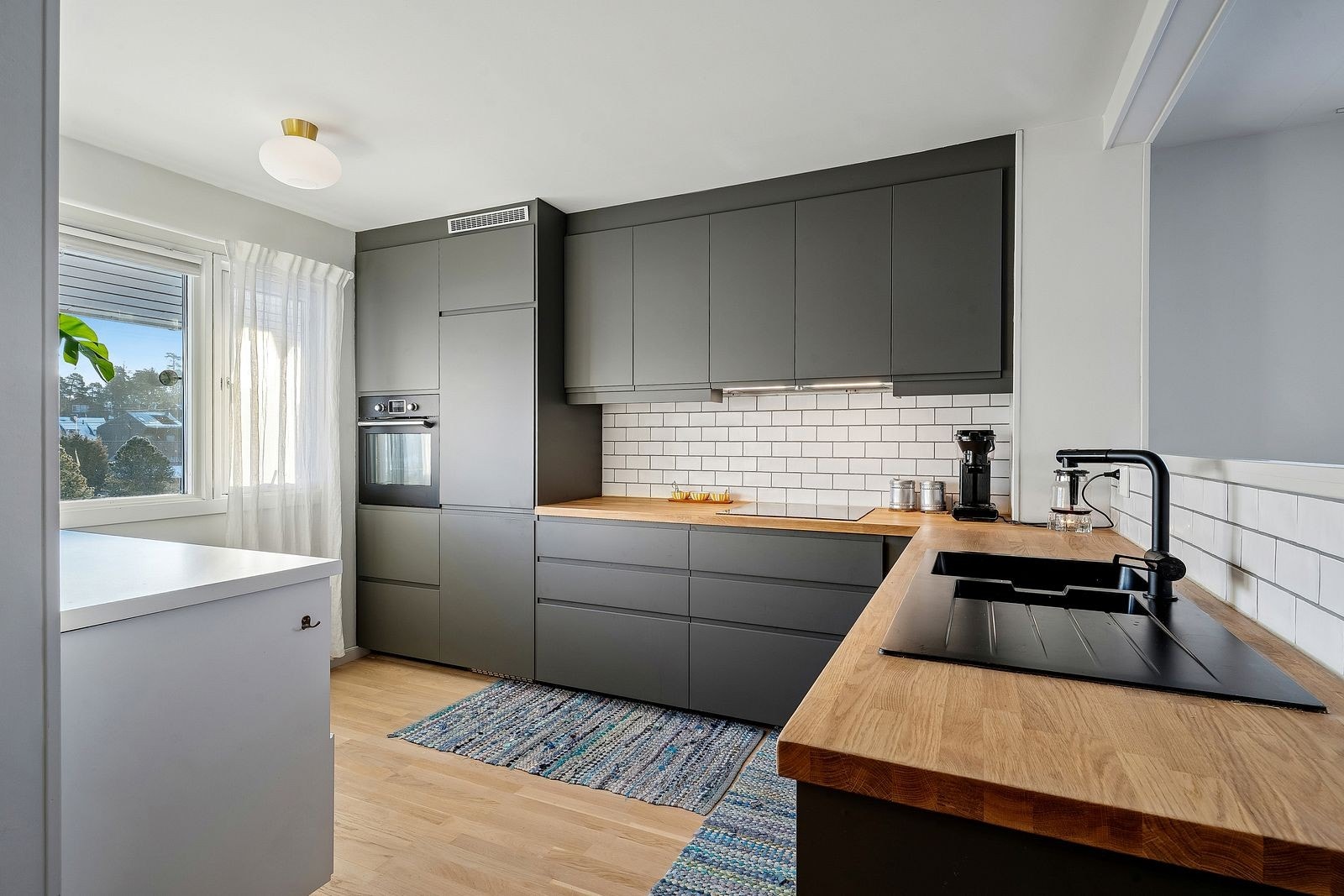 Moderne kjøkken med god oppbevaringsplass i skuffer og skap. Galleribilde