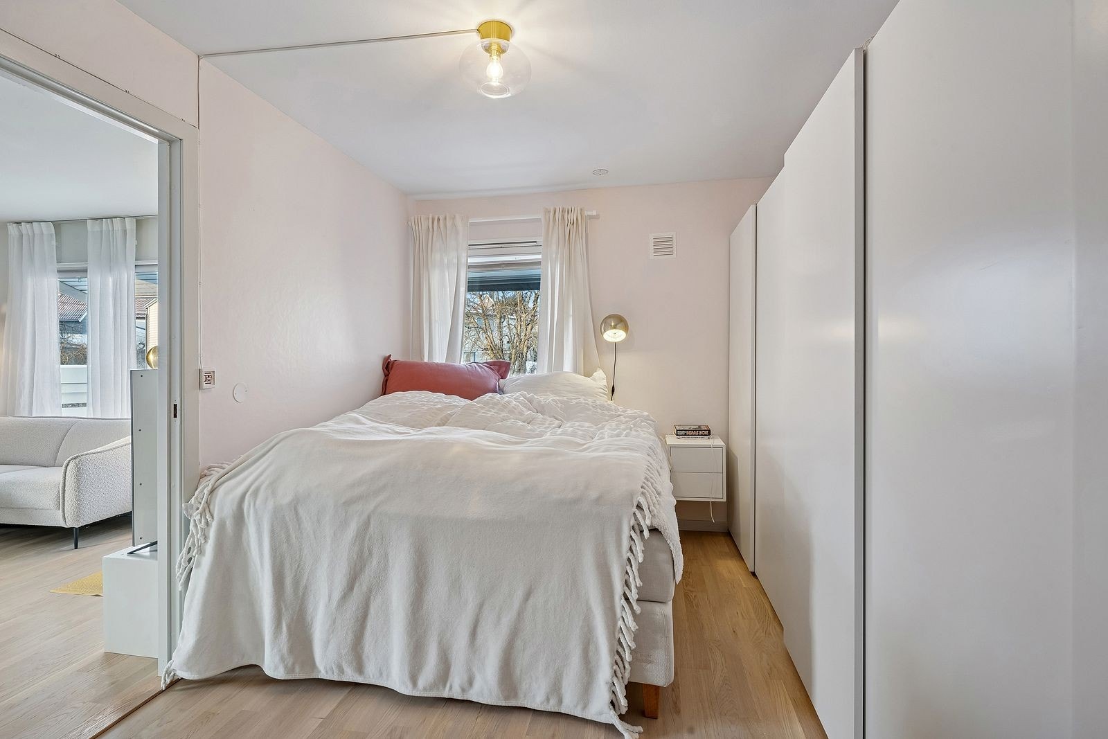 Stort hovedsoverom innredet med seng og skyvedørsgardrobe. Galleribilde