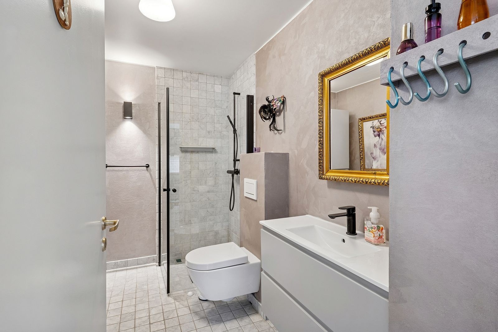 Pent og delvis flislagt bad med varme i gulv. Galleribilde