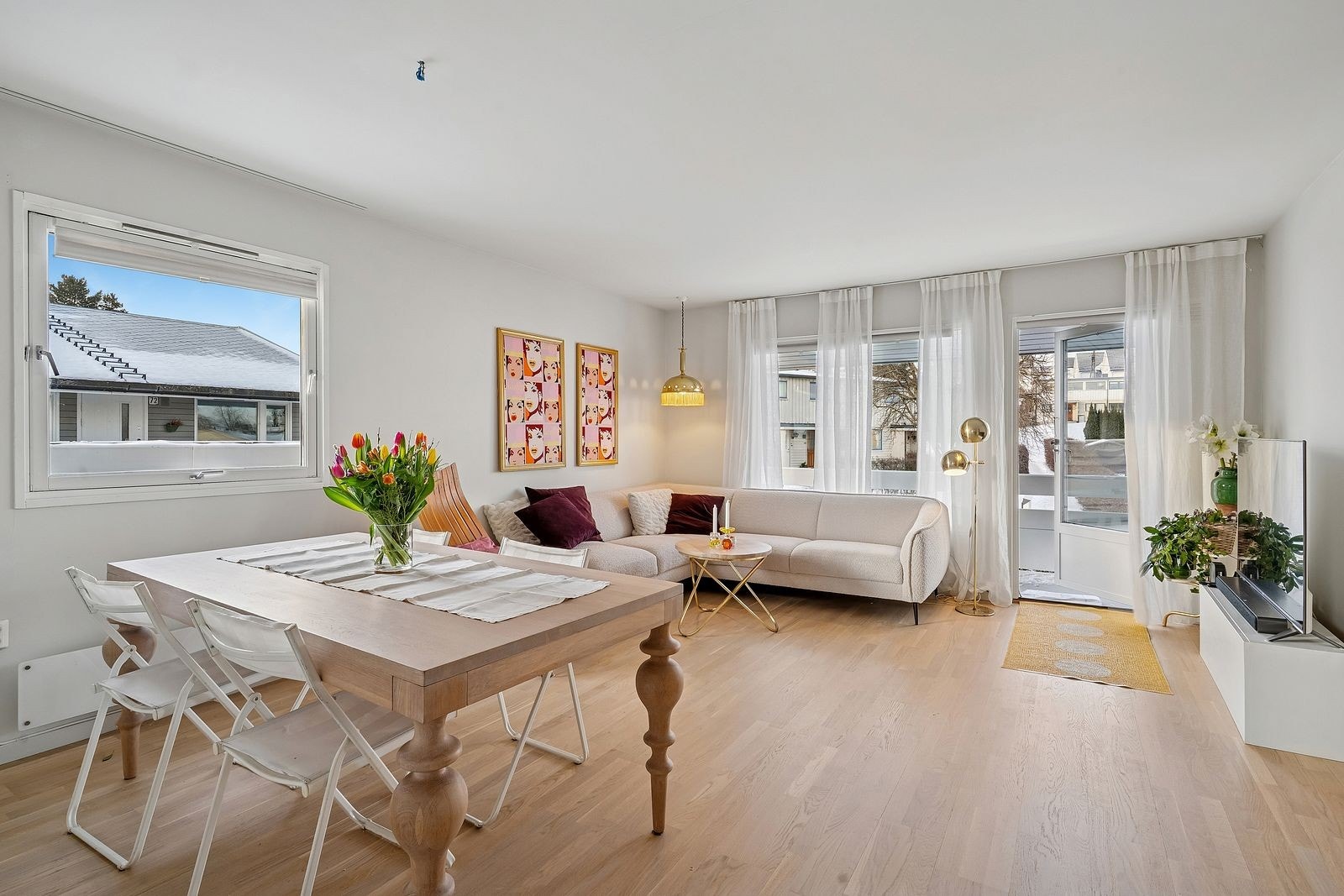 Pen og lys stue med store vindusflater. Galleribilde