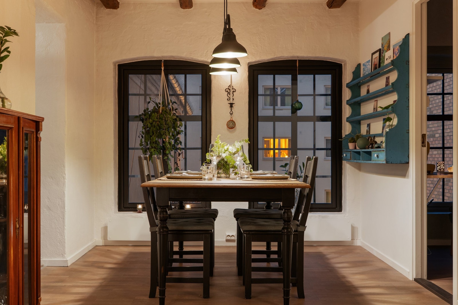 Leiligheten får en utrolig lun og koselig atmosfære på kveldstid. Galleribilde