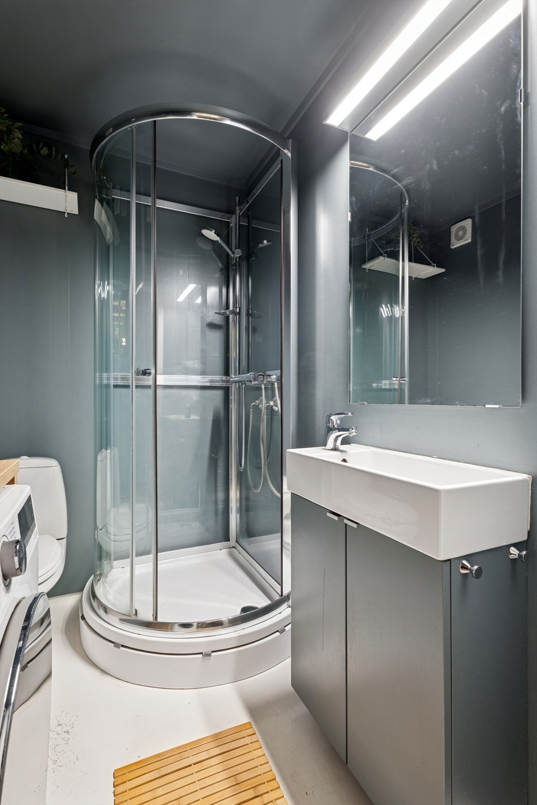 Det er innredet med servantløsning, dusjkabinett, gulvstående toalett og opplegg for vaskemaskin. Galleribilde