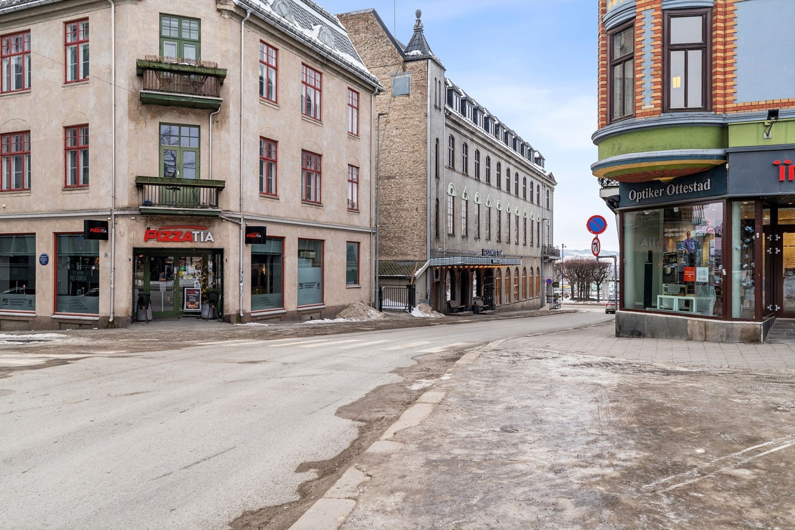 Leiligheten har en svært sentral beliggenhet midt i Hamar sentrum, med byens tilbud rett utenfor døren. Galleribilde