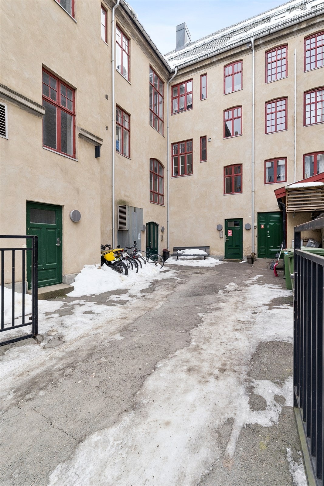 Pen bakgård som ble oppgradert i 2011/12. Asfaltert og med port som låses på ettermiddagen. Sykkelparkering. Galleribilde