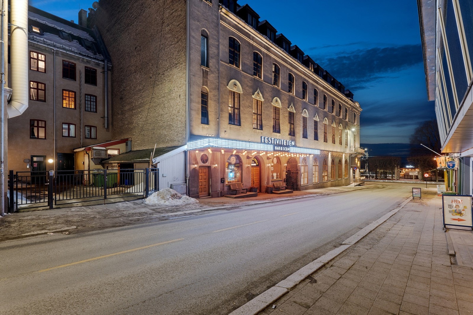 I nærområdet finner du et variert og levende bymiljø med gågate, butikker, kaféer, restauranter og et aktivt kulturtilbud gjennom hele året. Galleribilde