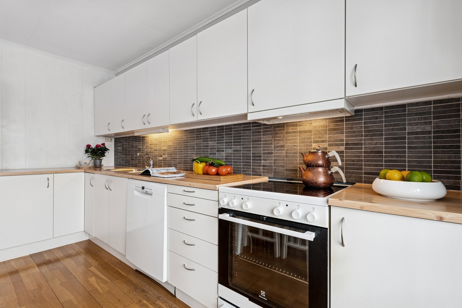 Kjøkkenet har innredning med glatte fronter og laminert benkeplate, samt plass til frittstående hvitevarer. Galleribilde