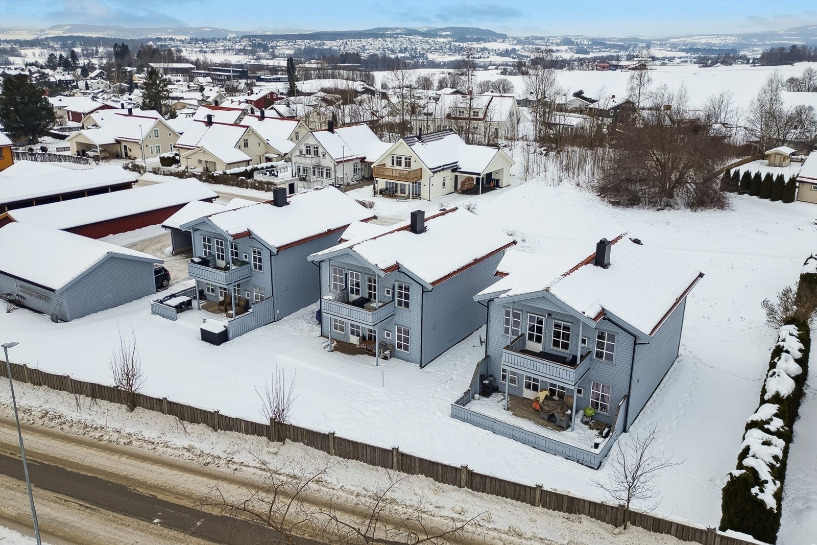 Dagligvarebutikker som Kiwi og Rema 1000, bussholdeplass, skole og fine friarealer nås enkelt. Galleribilde